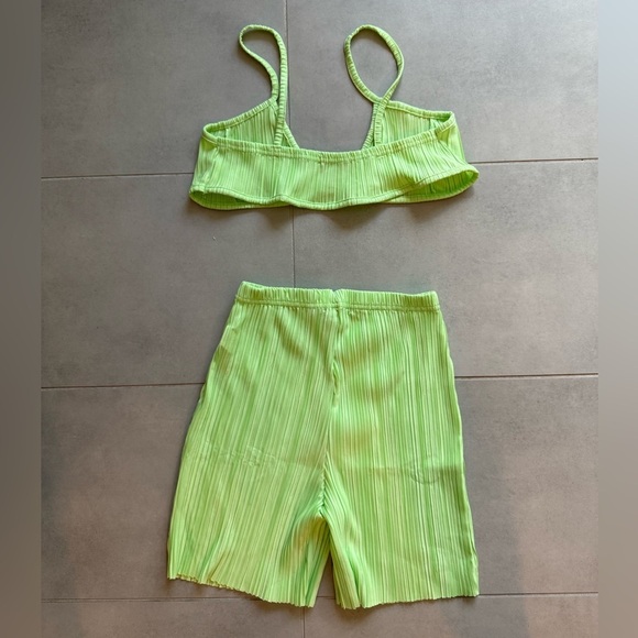 Boohoo Green Pleated Crop Top and Shorts Set - Picture 7 of 7